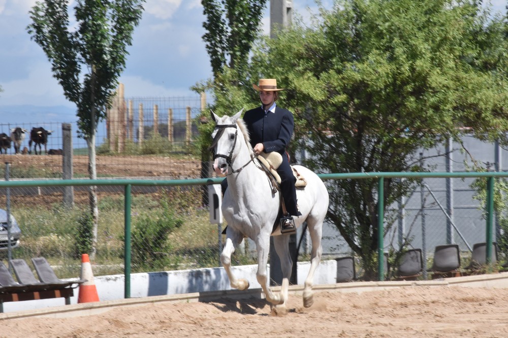 Once binomios alzaron el telón de la Doma Vaquera.